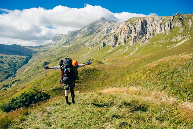 Randonneur dans les montagnes de la République d'Adygea avec de grands sacs à dos Russie