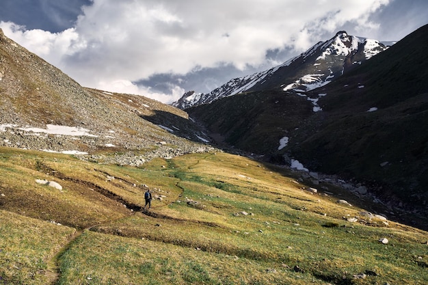 Randonneur dans le sentier des montagnes