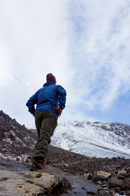 Un randonneur escaladant le Pico de Orizaba en Amérique du Nord