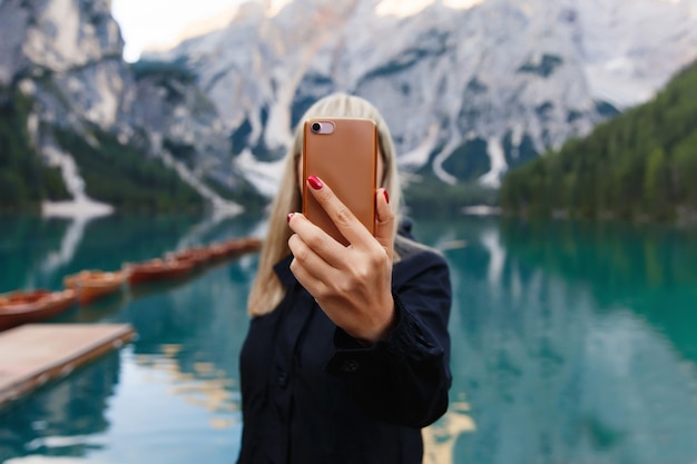 Un randonneur fait une photo d'un paysage magnifique sur un smartphone