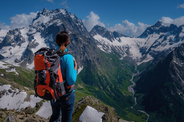 Randonneur de femme au sommet d'une montagne