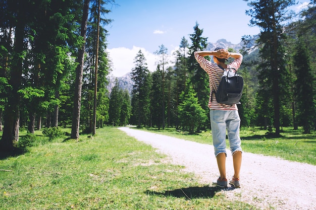 Randonneur femme détente en plein air sur la nature Voyage à Dolomites Italie Europe vacances d'été