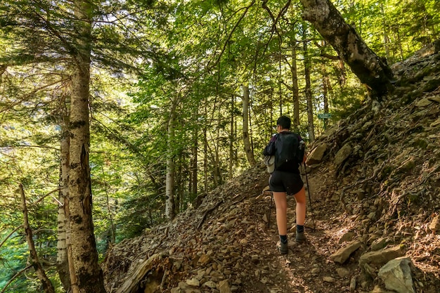 Randonneur femme escalade le sentier des chasseurs dans le Parc National d'Ordesa et Monte Perdido Aragon Huesca Espagne