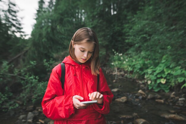 Randonneur femme regardant la carte et la navigation sur smartphone