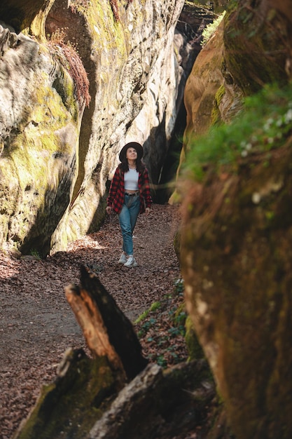 Randonneur femme avec sac à dos marchant par sentier