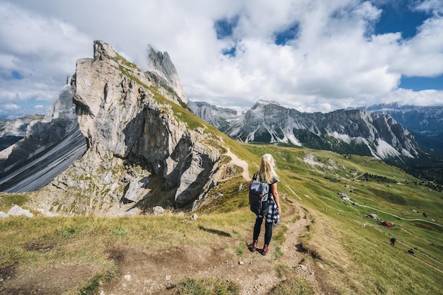 Randonneur femmes sur sentier de randonnée et paysage épique de pic Seceda dans les Alpes Dolomites montagne Odle r