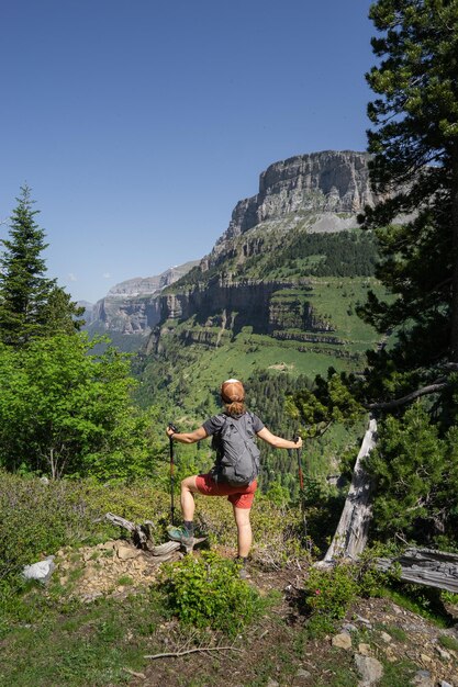 Randonneur de fille dans la montagne