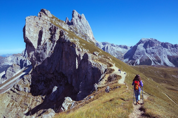 Randonneur fille dans les montagnes Dolomites et vue sur la vallée, Italie. Seceda