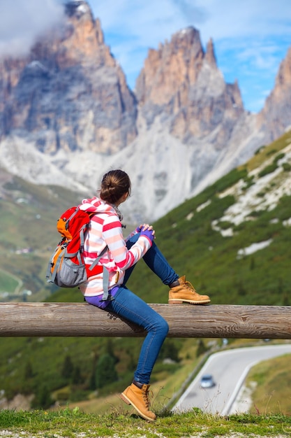 Randonneur fille debout sur un rocher et regardant les montagnes