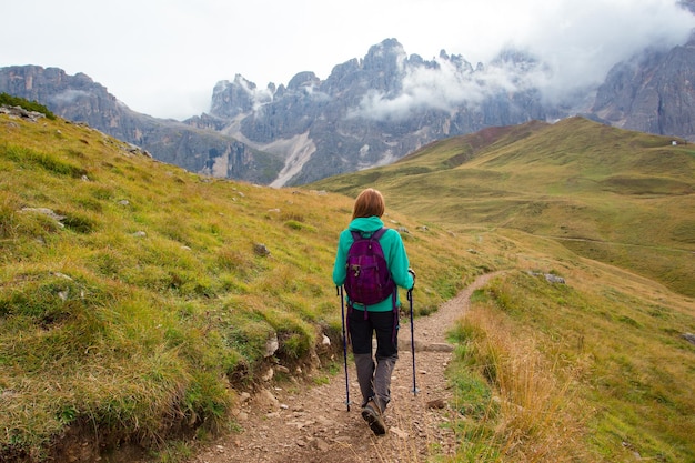 Randonneur de fille sur une traînée aux Dolomites