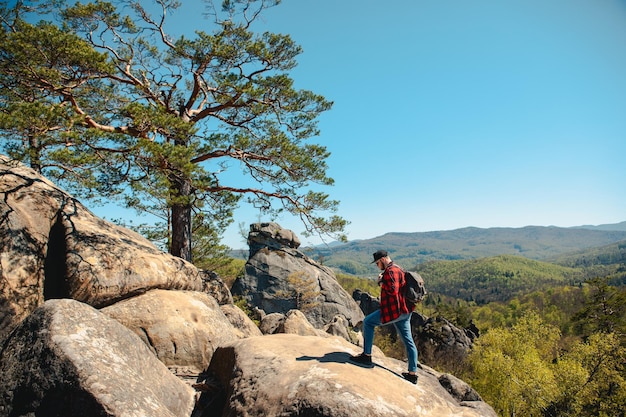 Randonneur homme avec sac à dos à dovbush rocks