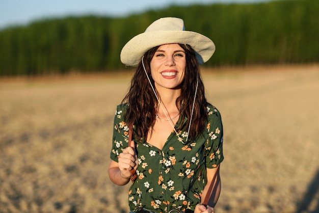 Photo randonneur jeune femme randonnée dans la campagne au coucher du soleil