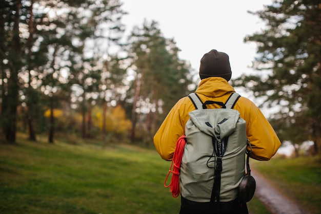 Un randonneur marchant dans la nature portant un sac à dos