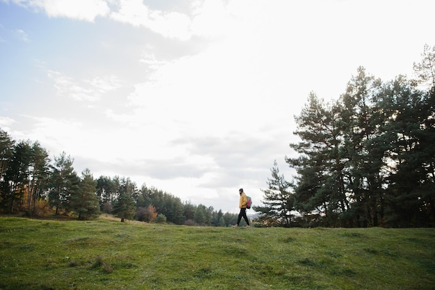 Un randonneur marchant dans la nature portant un sac à dos