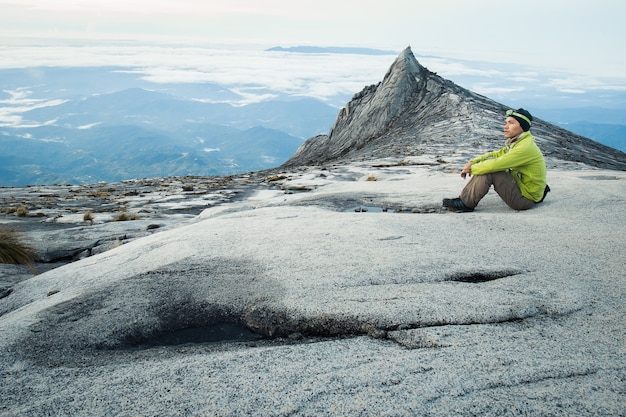 Randonneur Sur La Montagne Kinabalu