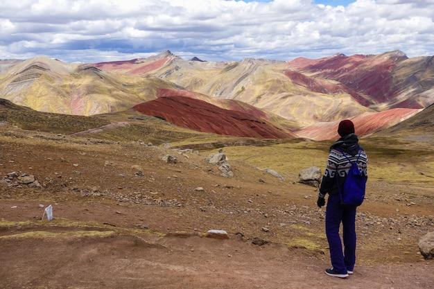 randonneur sur les montagnes arc-en-ciel de Palccoyo, à Cusco, au Pérou. Paysage coloré dans les Andes
