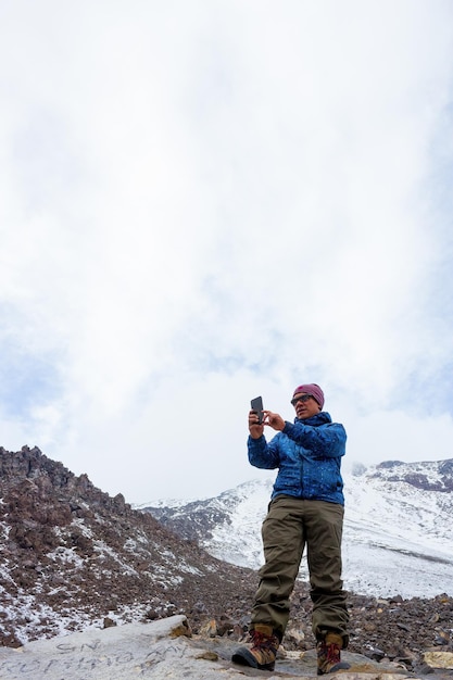 Randonneur prenant un selfie pendant sur le Pico de Orizaba