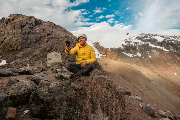 Randonneur prenant un selfie avec un smartphone