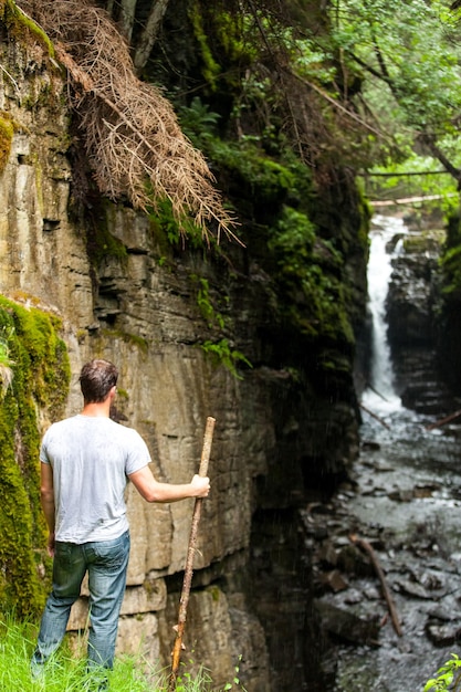 Randonneur regardant la cascade