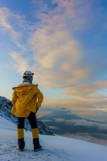 Randonneur réussi de femme sur le dessus de montagne de lever de soleil