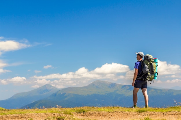 Randonneur avec sac à dos, profitant de la vue du sommet d'une montagne Hoverla dans les Carpates, Ukraine