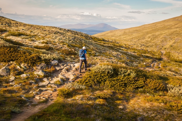 Randonneur avec sac à dos voyageant dans les montagnes Dovre