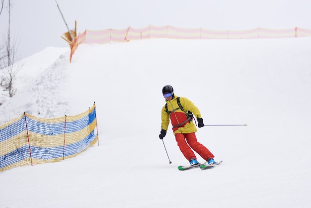 Randonneur skieur descente sur skis