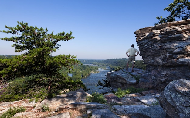 Un randonneur surplombe le paysage de Harpers Ferry