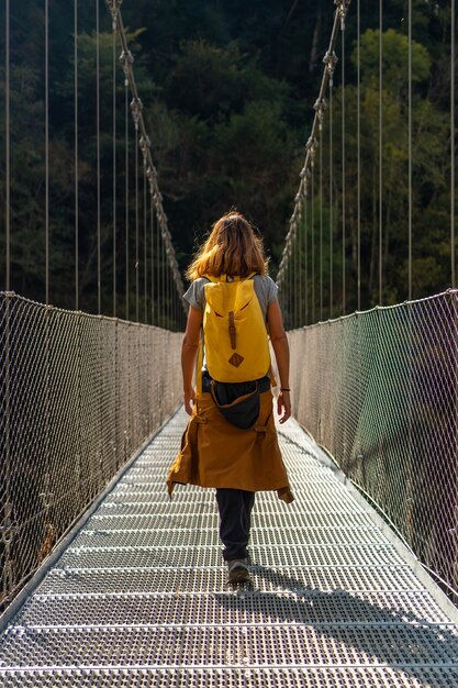 Un randonneur traversant le pont suspendu Holtzarte, Larrau. Dans la forêt ou la jungle d'Irati, Pyrénées-Atlantiques de France