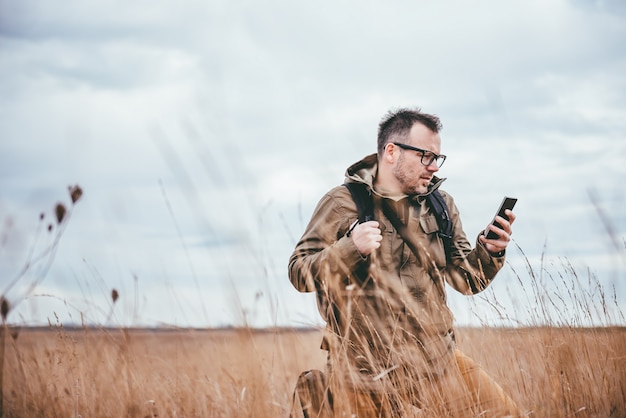 Randonneur utilisant un téléphone intelligent