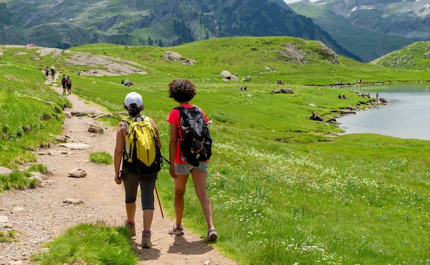 Randonneurs sur le chemin des Pyrénées françaises