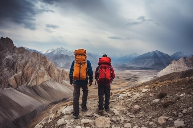 Les randonneurs conquièrent les sommets des montagnes. L'aventure les attend.