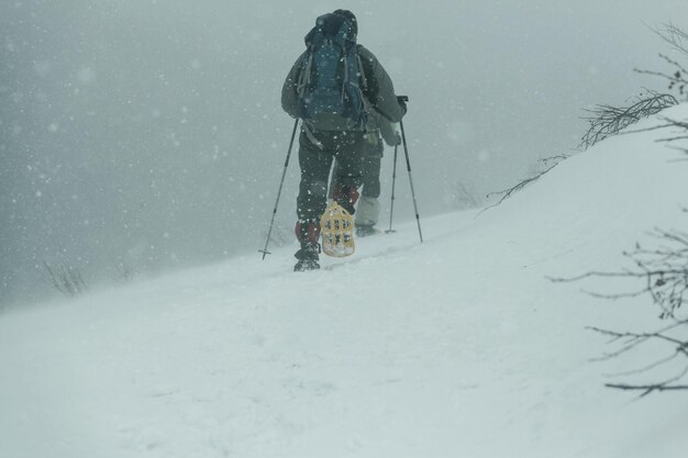 Randonneurs dans les montagnes d'hiver