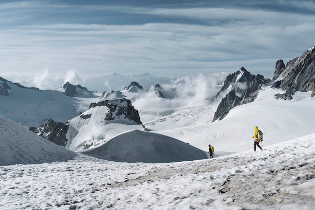 Photo randonneurs descendant les alpes de chamonix en france