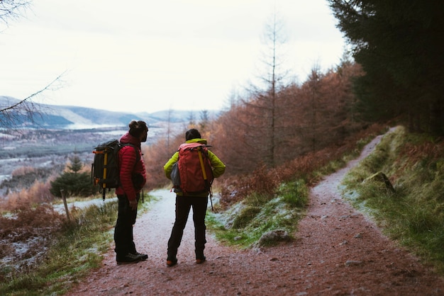 Randonneurs sur une montagne en hiver