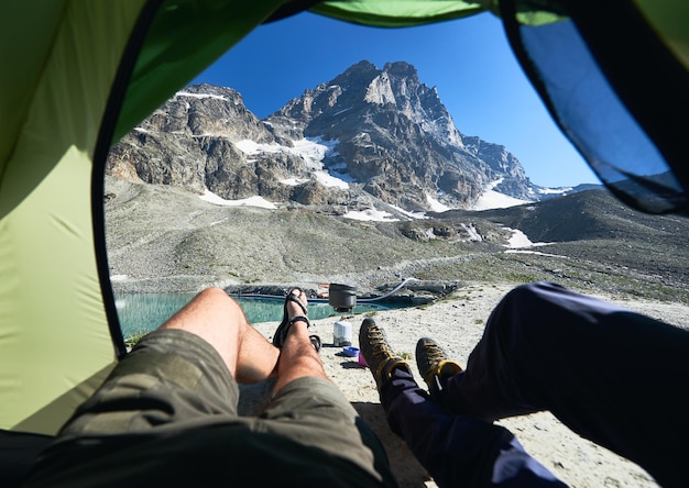 Randonneurs regardant la montagne Matterhorn ou Monte Cervino depuis la tente
