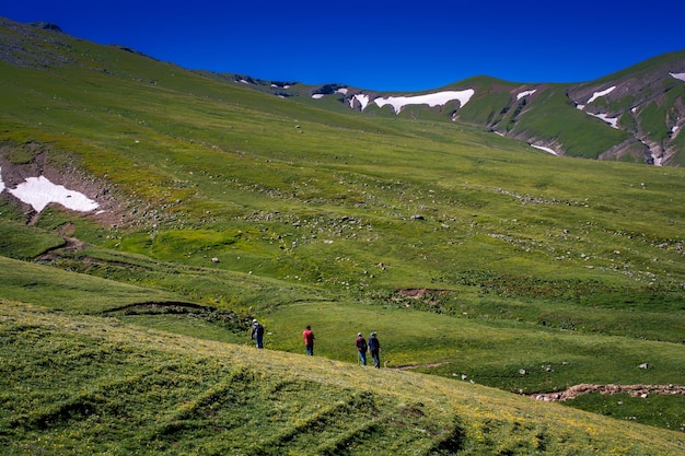 randonneurs avec sacs à dos et bâtons de randonnée marchant dans les hautes terres turques