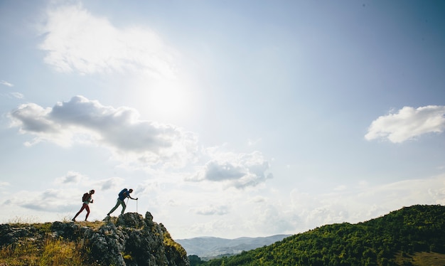 Randonneurs avec sacs à dos en montagne et faire de la randonnée