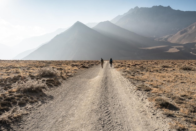 Les randonneurs se promènent dans le sanctuaire de l'Annapurna