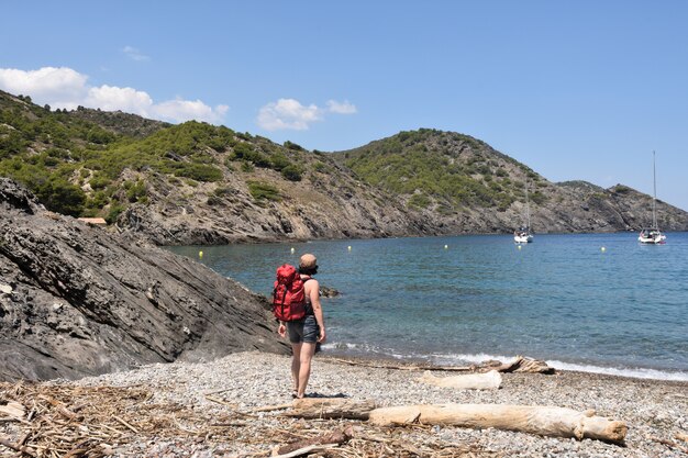 Randonneuse Dans Le Cap De Creus Sur La Plage De La Taballera, Costa Brava, Province De Gérone, Catalogne, Espagne