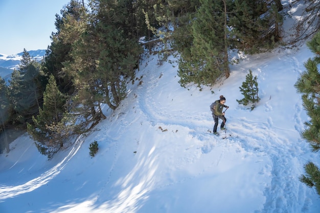 Randonneuse marchant dans la forêt enneigée des Pyrénées espagnoles