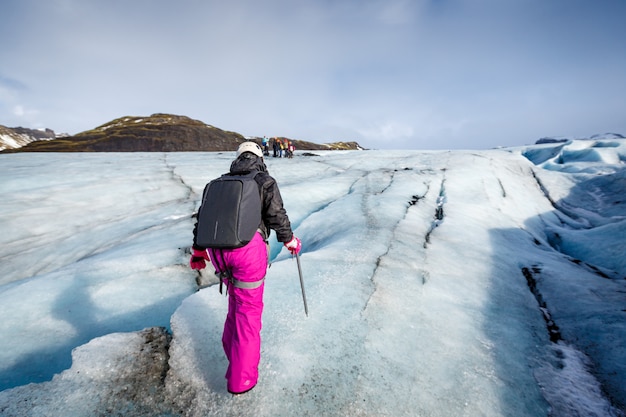 Photo randonneuse marchant sur le glacier à solheimajokull