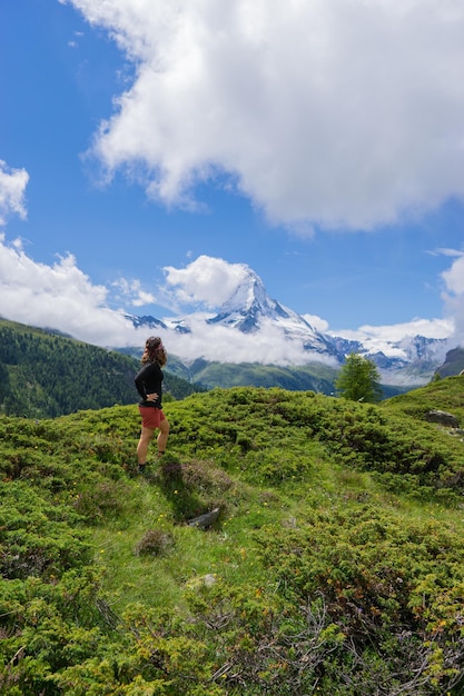 Randonneuse observant les Alpes suisses