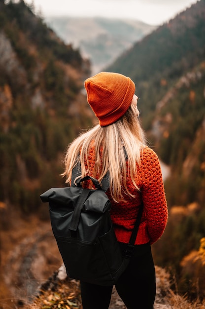 Une randonneuse s'assoit et profite de la vue sur la vallée depuis le point de vue Le randonneur atteint le sommet de la montagne et se détend Slovaquie mala fatra Aventure et voyage dans la région des montagnes