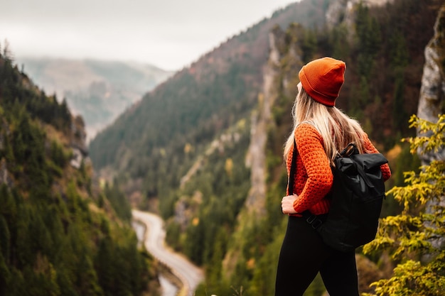 Une randonneuse s'assoit et profite de la vue sur la vallée depuis le point de vue Le randonneur atteint le sommet de la montagne et se détend Slovaquie mala fatra Aventure et voyage dans la région des montagnes