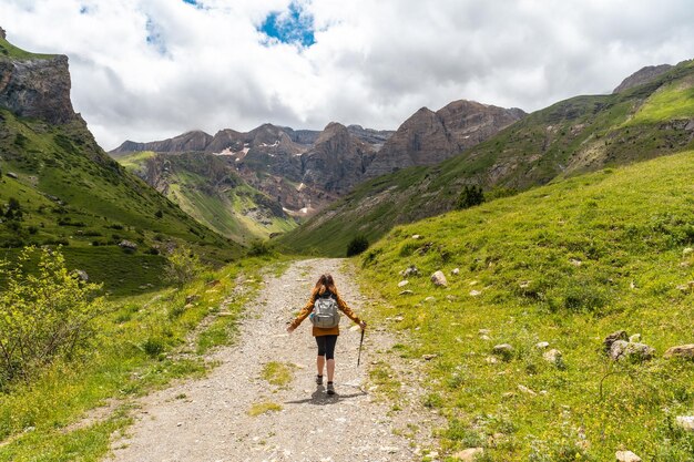 Une randonneuse avec un sac à dos sur le trek dans la vallée de Ripera Panticosa dans les Pyrénées