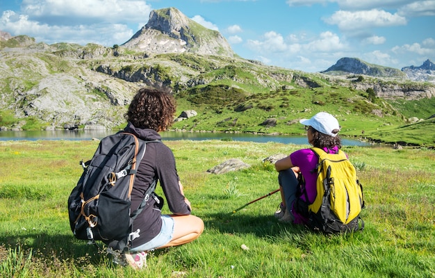 Randonneuses se reposant dans la montagne