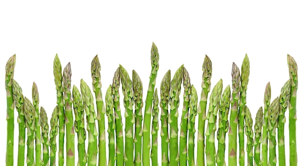 Rangée d'asperges vertes isolées sur fond blanc Espace de copie