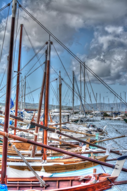 Rangée de bateaux en bois en Sardaigne Italie Tourné dans le port d'Alghero Traité pour un effet de mappage de tonalité hdr