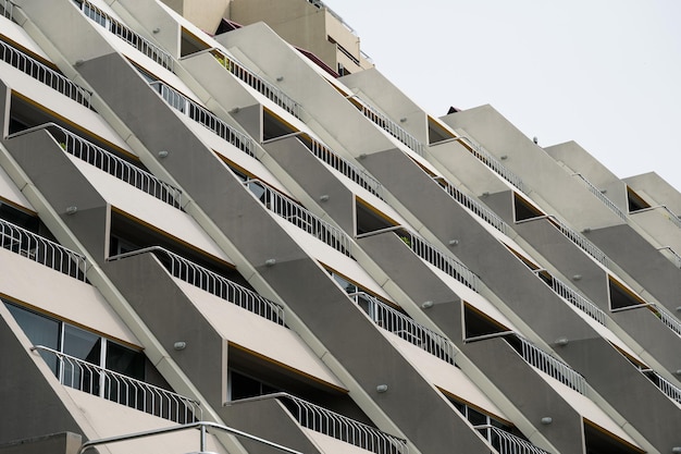 Rangée de bâtiment avec balcon d'hôtel de niveau